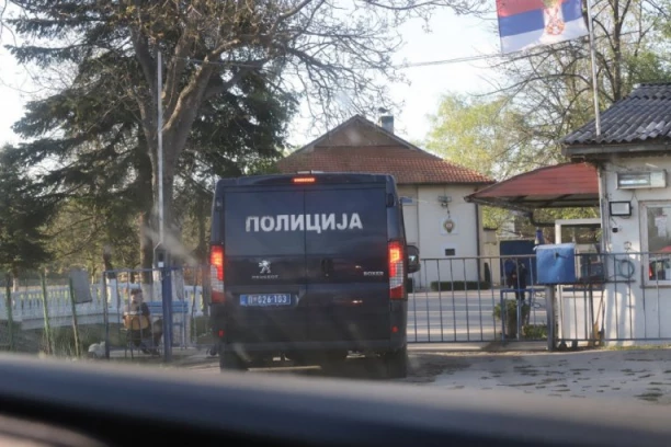 POLICIJA DOVELA OCA OSUMNJIČENOG ZA UBISTVO DANKE U ZATVOR! Marica sa Radetom stigla u policijsku stanicu