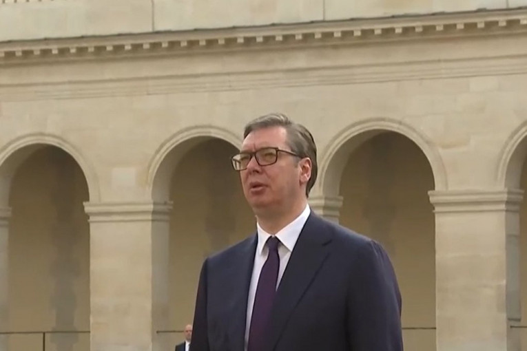 PREDSEDNIK VUČIĆ U PARIZU DOČEKAN UZ NAJVIŠE DRŽAVNE I VOJNE POČASTI! Makron postrojio francusku gardu! (VIDEO)
