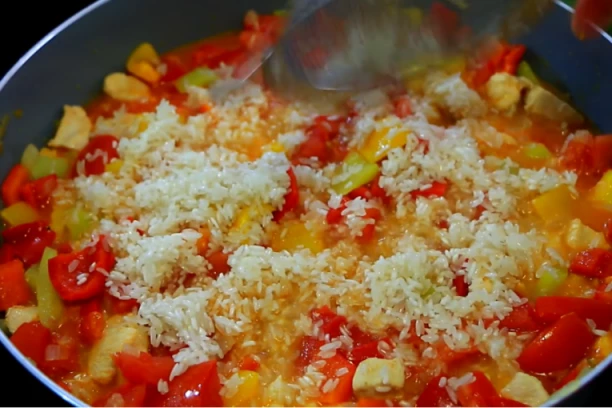 RECEPT ZA STARINSKI ĐUVEČ: Ovo prolećno jelo mnogi OBOŽAVAJU, a na ovaj način će ga svi spremati!