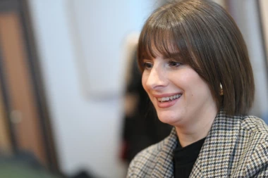 OVA POZNATA GLUMICA JE UNUKA MEŠE SELIMOVIĆA! Pobesnela na pitanje o dedi, pa odgovorom svima ZAPUŠILA usta!