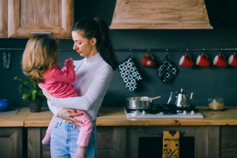 "SINE, ŽAO MI JE ŠTO TE NISAM VIŠE GRLILA, SMATRALA SAM TE TERETOM": Bolne reči ove majke odzvanjaju, ovako se borila sa postporođajnom depresijom (VIDEO)