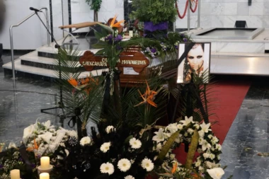 POTRESNE SCENE NA SAHRANI SLAĐANE MILOŠEVIĆ: Jecaji ODJEKUJU KAPELOM, ovaj detalj će vam naterati SUZE na oči! (VIDEO)