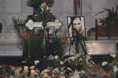 DETALJ SA KOVČEGA SLAĐANE MILOŠEVIĆ KIDA DUŠU: Evo šta je porodica donela na sahranu, scena koja RAZARA!