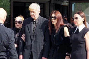 DRAMA NA SAHRANI SLAĐANE MILOŠEVIĆ: Bratu se NAGLO SLOŠILO tokom opela, jedva stoji na nogama!
