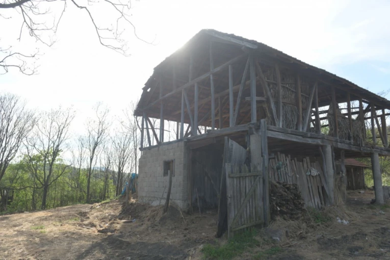 OSUMNJIČENI ZA UBISTVO DANKE IMAJU TAJNI BUNKER ISPOD ZEMLJE! Komšije tvrde da majka nešto zna! Šokantno otkriće meštanina