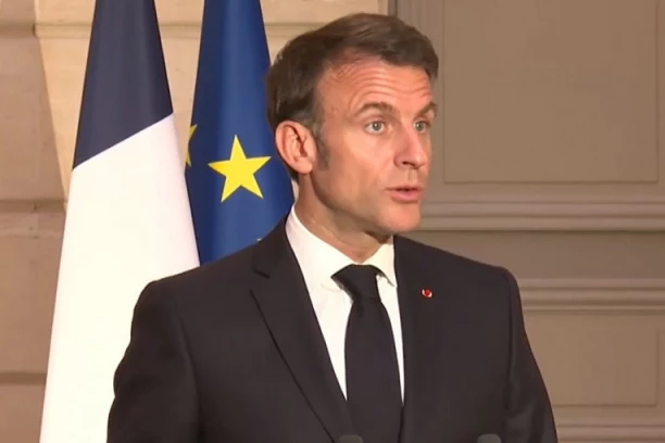 DA LI JE ON SLEDEĆI!? Emanuel Makron se sutra obraća naciji zbog pada Vlade Francuske!