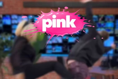 GOLA VODITELJKA PINKA! Procurila izazovna fotografija iz TELEFONA, u ovom ŠOK IZDANJU je niste videli (FOTO)