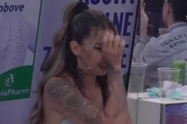 ANELI DOŽIVELA EMOTIVNI SLOM! Bacakala se kao SUMANUTA, voditelj odmah SKOČIO da reaguje! (FOTO)