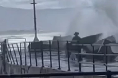 TALAS ODNEO DEVOJČICU! Zaprepašćeni otac reagovao u deliću sekundi i krenula je borba za život (VIDEO)