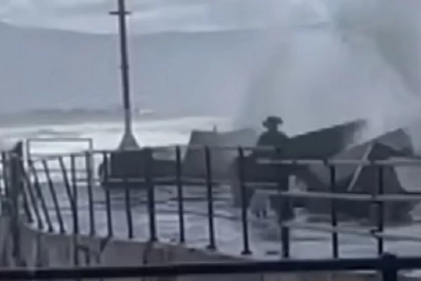 TALAS ODNEO DEVOJČICU! Zaprepašćeni otac reagovao u deliću sekundi i krenula je borba za život (VIDEO)