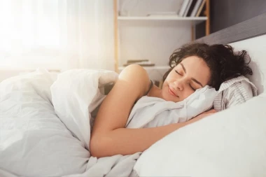 NIŠTA BEZ ĆEBENCETA: Zbog čega ne možemo da spavamo bez prekrivača, čak i kada je paklena vrućina?