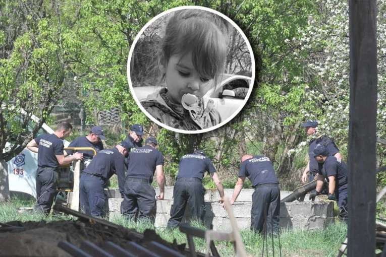 EKSKLUZIVAN SNIMAK REPUBLIKE! POLICAJCI PRETRAŽUJU BUNAR, A OVAJ DETALJ IM JE PRIVUKAO NAJVIŠE PAŽNJE! Opkoljeno celo dvorište, SVI GLEDAJU U JEDNU TAČKU! (FOTO+VIDEO)