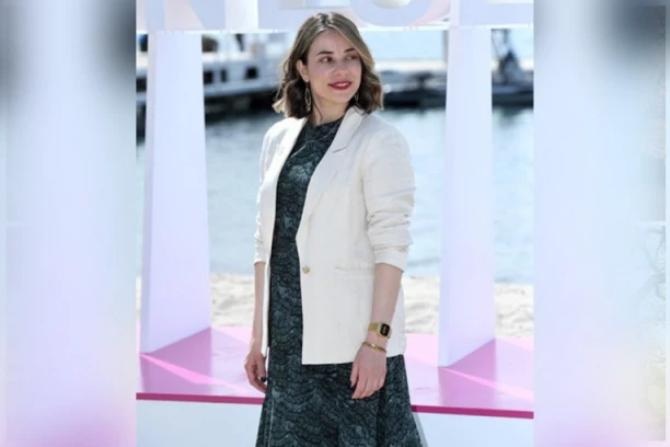 TRUDNA MILICA GOJKOVIĆ! Glumica ponosno pokazala STOMAK na premijeri "Sablje" u Kanu!