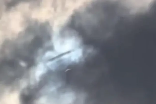NEVEROVATNO! Snimljen misteriozni leteći objekat tokom pomračenja Sunca! Šta se krije iza ovog fenomena?!
