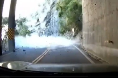 UZNEMIRUJUĆA SITUACIJA NA LOKALNOM PUTU: Vozač automobila izbegao smrt za dlaku (VIDEO)