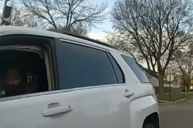 HOROR NA ULICI: Policajci ispalili 96 metaka za 41 sekundu na vozača koji NIJE VEZAO POJAS! (VIDEO)