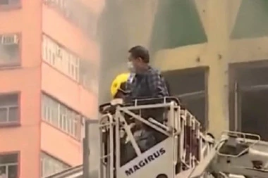 POŽAR U POSLOVNOM CENTRU, NASTRADALO PETORO LJUDI: Vatrogasci okružili zgradu, 36 osoba poslato u bolnice!