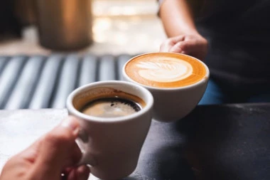 RASPRAVA KOJA TRAJE DECENIJAMA: Da li je zdravije piti vruću ili hladnu kafu?