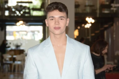 PUDER, RUMENILO I SJAJ SU NEOPHODNI U VOJSCI: Popularni influenser pripremio pun kofer, pa se pozdravio sa fanovima!