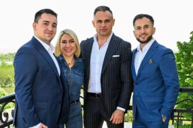 JOVANA JEREMIĆ OKUPILA DRAGANOVE SINOVE, PA IM UPUTILA EMOTIVNU PORUKU: Osvanula porodična fotografija, voditeljki jedan detalj posebno zapao za oko!