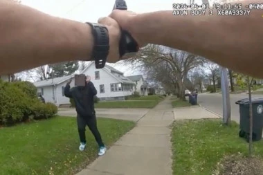 ŠOKANTAN SNIMAK! Policajac pucao na 15-godišnjeg dečaka sa lažnim pištoljem! (VIDEO)