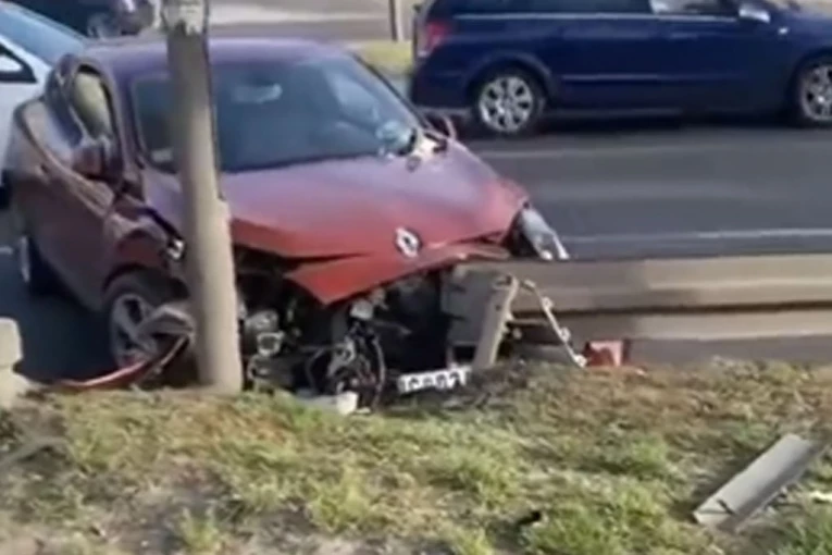 TEŽAK SUDAR KOD ADE CIGANLIJE! Jedan automobil totalno uništen! GUŽVE ZBOG NESREĆE, KOLONA KiLOMETARSKA! (VIDEO)