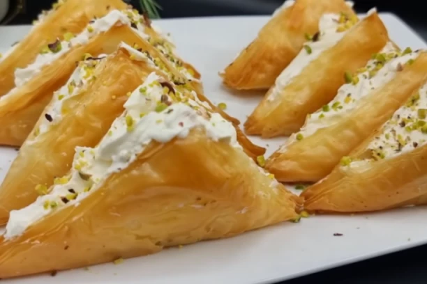 NAPRAVITE BAKLAVU SA KREM SIROM: Ovo je pravo ZADOVOLJSTVO u malom zalogaju, oduševićete se UKUSOM!