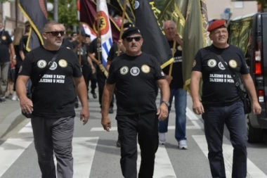 CRNOKOŠULJAŠI DIVLJALI U SPLITU: Obeležena godišnjica NDH uz uobičajenu zloglasnu ikonografiju