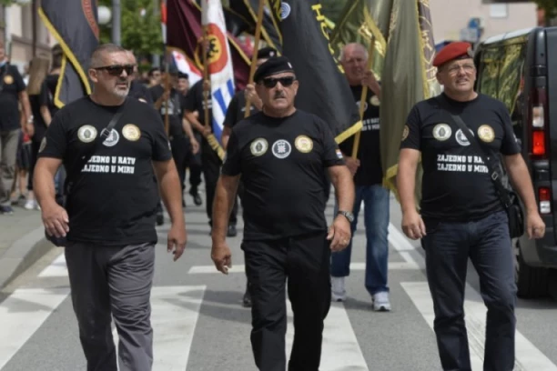 SKANDAL U SPLITU! Na adventu pevaju ustaške pesme svi u glas - SNIMAK OD KOGA PODILAZI JEZA1 (VIDEO)