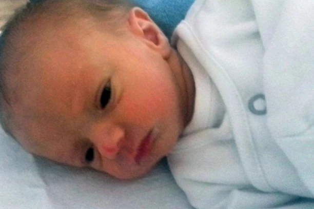 OTAC UBIO JEDNOMESEČNU BEBU Brutalno je tukao dok je majka bila u sobi: Dečak imao 37 preloma, umirao u najtežim mukama