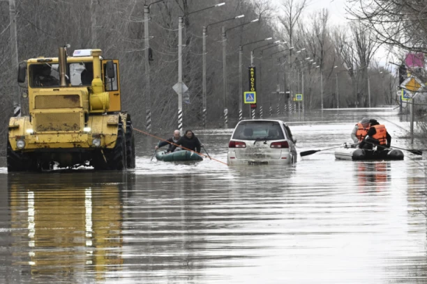 URAL JOŠ DODATNO PORASTAO! Opšta katastrofa, kuće poplavljene, ljudi evakuisani!