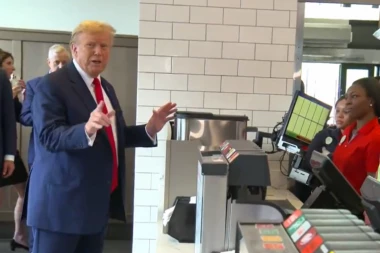"TO JE BOŽJA PILETINA" Tramp ušao u restoran brze hrane i zaprepastio sve goste svojim gestom (VIDEO)