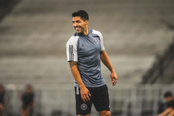 SUAREZOVO LUDILO NE PRESTAJE NI U 37. GODINI: Urugvajac napravio šokantan potez na utakmici! (VIDEO)