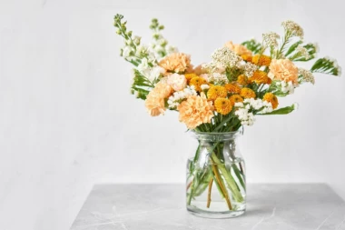 SUPER TRIK: Ubacite novčić u vazu sa cvećem, ostavite preko noći i gledajte šta će se dogoditi!