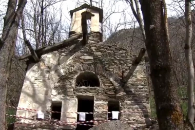 PRONAĐENO TELO DEVOJKE U NAPUŠTENOJ CRKVI: Tragala za ukletom kućom sa duhovima (VIDEO)