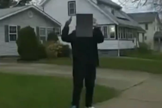 POLICAJAC UPUCAO TINEJDŽERA: Dečak držao pištolj igračku, čuvar reda nakon pucnja izgovorio jednu stvar (VIDEO)