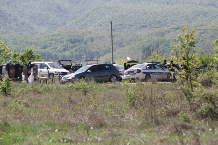 Policija na groblju u Zlotu