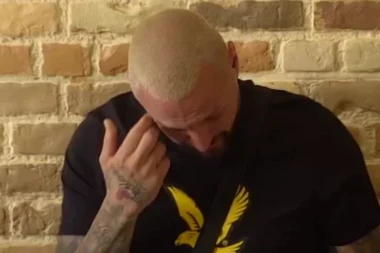 ŠA SLOMILE VESTI IZ SPOLJNOG SVETA: Kuka na sav glas, niko ne može da ga smiri (FOTO)