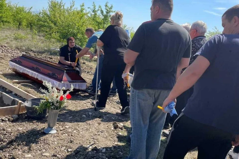 ČAK IH SE I RODBINA ODREKLA! Komšinica Dragojevića nakon sahrane brata Dankinog ubice ŠOKIRALA pričom! Evo kako se ponašaju prema MAJCI MONSTRUMA!