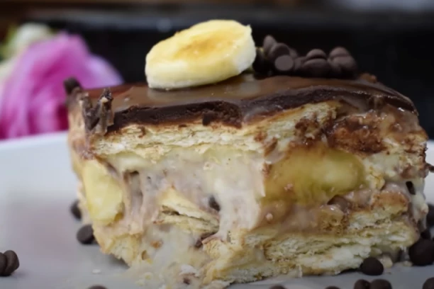 KOLAČ SA BANANAMA BEZ PEČENJA SPREMAN ZA 15 MINUTA: Ukus kao čoko bananice, ali BOLJI!