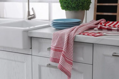 NE ZABORAVITE, KUHINJSKE KRPE SU LEGLO BAKTERIJA: Ovo je jedini pravilan način za njihovo pranje (VIDEO)