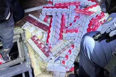 POLICIJA SPREČILA KRIJUMČARENJE! : Muškarac iz Kosovske Mitrovice uhvaćen u akciji nedozvoljene trgovine!