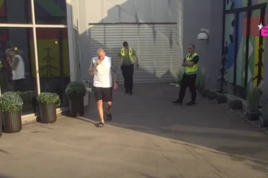ŠA POKUŠAVA DA POBEGNE IZ ELITE: Obezbeđenje ga prati u stopu, dobio NAPAD GUŠENJA nasred imanja!