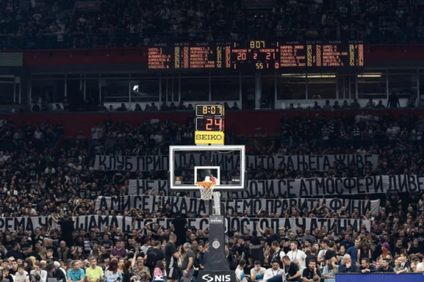 HAOS U ARENI! PARTIZANOVI NAVIJAČI SE SUKOBILI ZBOG HRVATA: Grobari digli transparent PROTIV Kukoča i Rađe, pa dobili ZVIŽDUKE! (VIDEO)