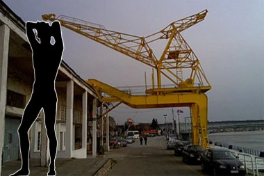 ŠOK SCENA KOD LUKE BEOGRAD USRED NOĆI! Go muškarac šetao ulicom i nasrtao na vozila! (FOTO)