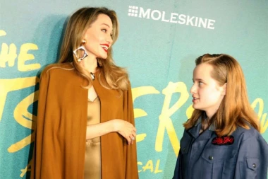 ANĐELINA DŽOLI SA ĆERKOM VIVIJEN NA CRVENOM TEPIHU: Kažu da mlada nada ne podnosi pojavljivanje u javnosti, ali SADA je imala dobar razlog (VIDEO)