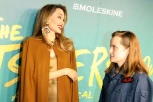 ANĐELINA DŽOLI SA ĆERKOM VIVIJEN NA CRVENOM TEPIHU: Kažu da mlada nada ne podnosi pojavljivanje u javnosti, ali SADA je imala dobar razlog (VIDEO)