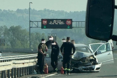 TEŽAK UDES NA AUTO-PUTU "MILOŠ VELIKI": Auto udario u kombi, vozila uništena, delovi svuda po putu (FOTO)