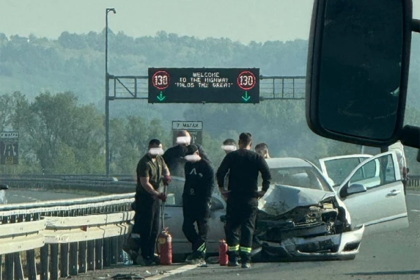 TEŽAK UDES NA AUTO-PUTU "MILOŠ VELIKI": Auto udario u kombi, vozila uništena, delovi svuda po putu (FOTO)