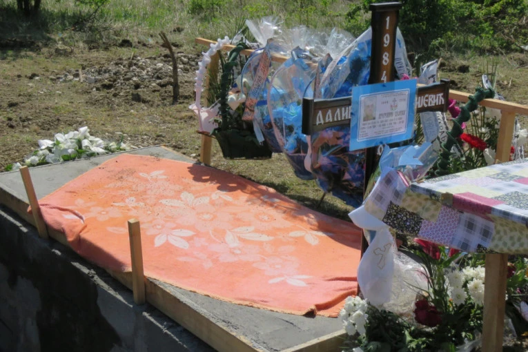 MAJKA OSUMNJIČENOG ZA UBISTVO DANKE ILIĆ POSETILA GROB: Sredila ga i okadila sa komšinicom, odzvanjao plač grobljem, ali ne njen